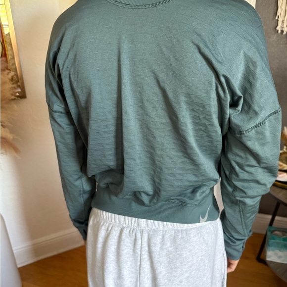 Preowned, Women’s Reversible Long sleeve Nike Athletic Top finger sleevesSize XS - Picture 3 of 5